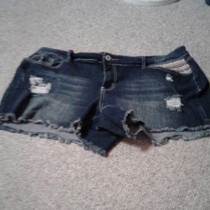 Denim shorts distressed w/embroidered detail